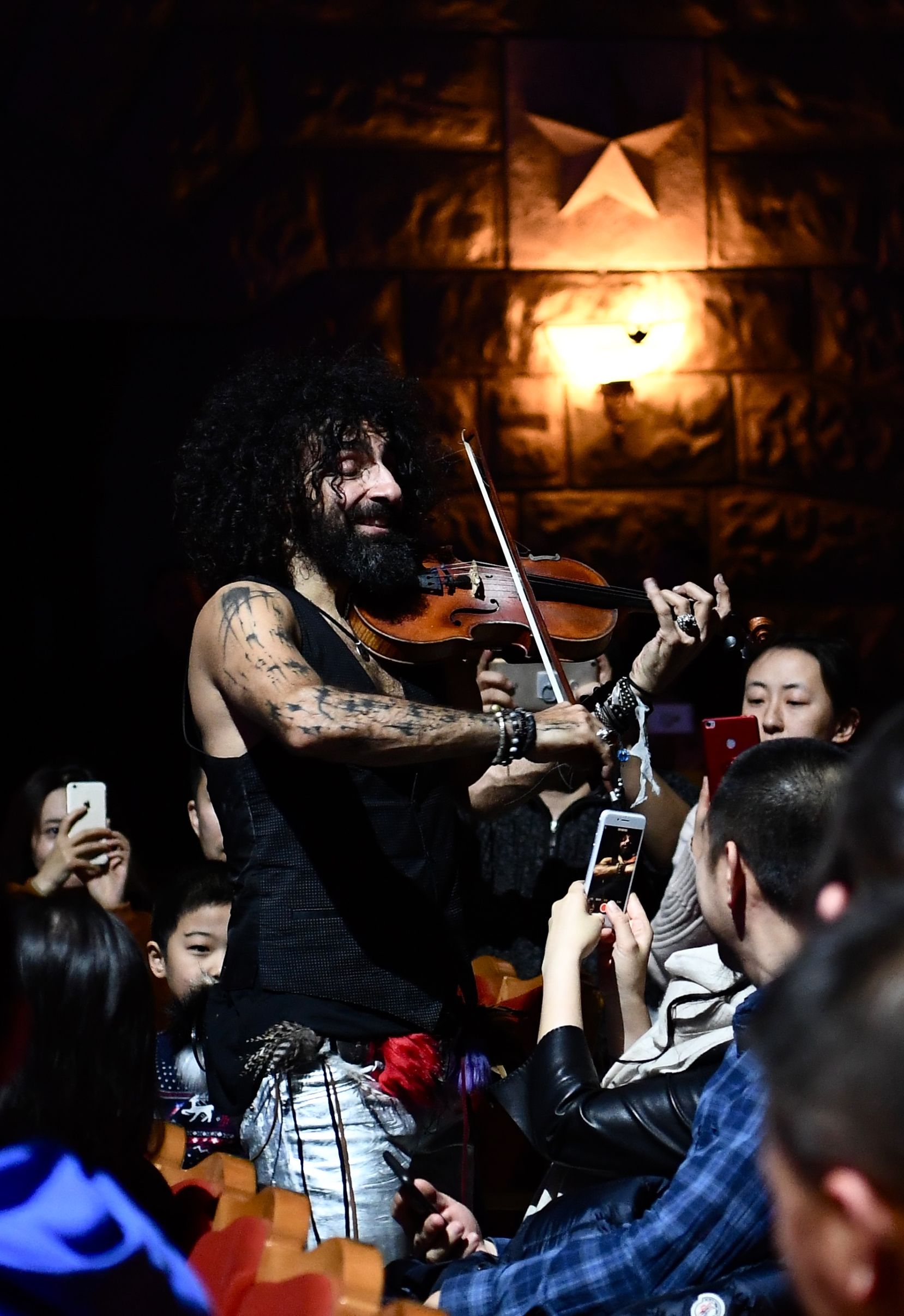 组图“琴魔”艾拉马立肯疯狂炫酷拉！拉！拉！跑跳跪走样样有