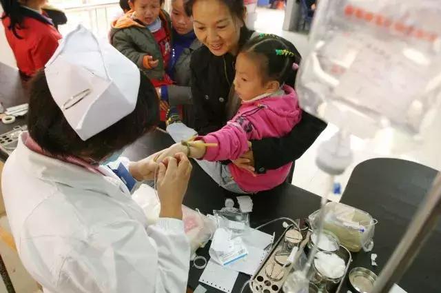 宝宝感冒上吐下泻小儿推拿,宝宝上吐下泻精神不好怎么办