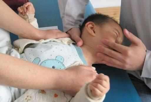 七个月的宝宝歪脖怎样纠正,四个月发现宝宝歪脖怎么办