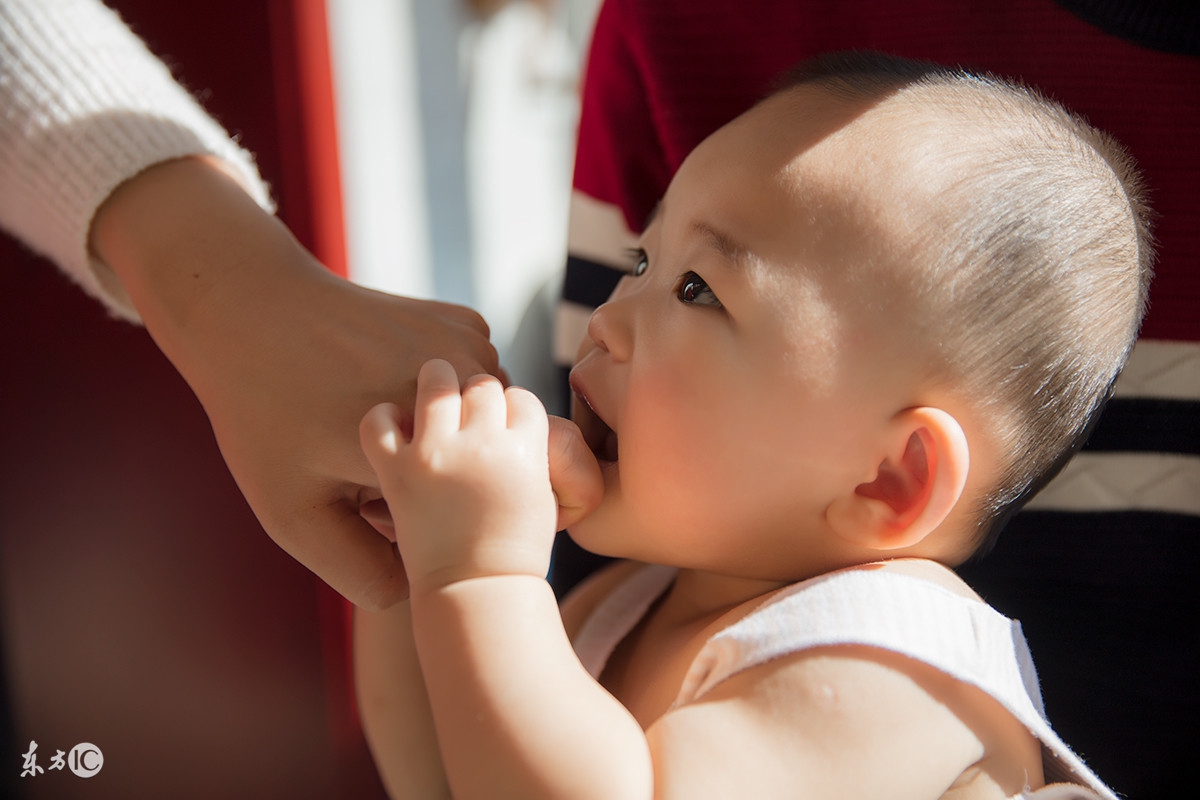 婴儿出现斗鸡眼怎么处理,怎么判断婴幼儿是不是斗鸡眼