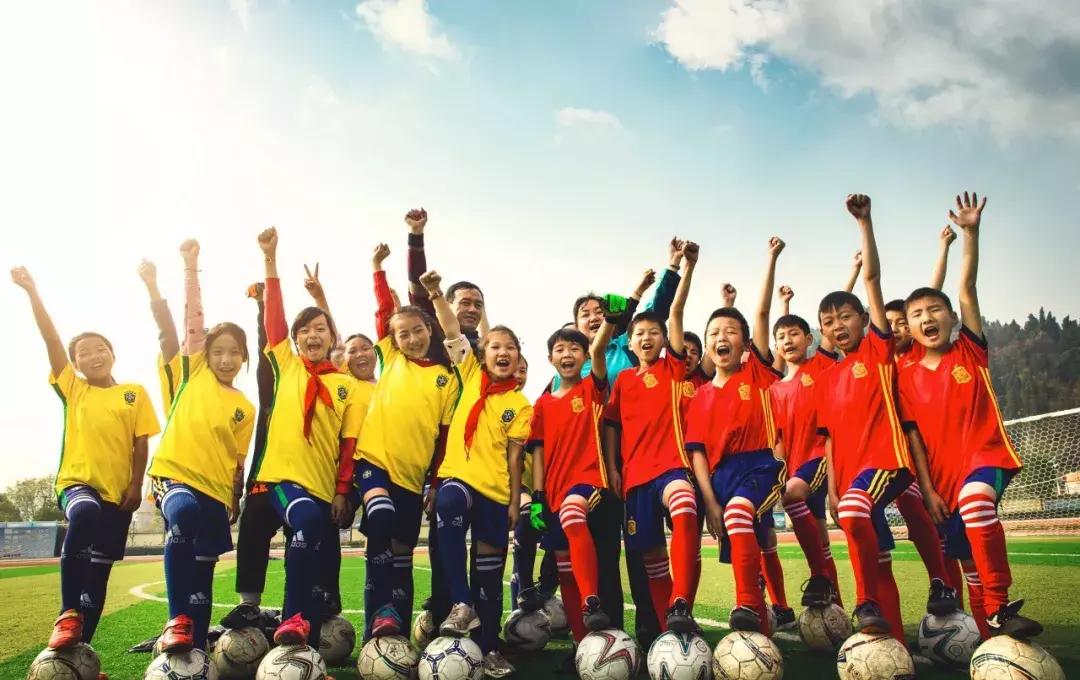 校园足球不为培养运动员，而为育人