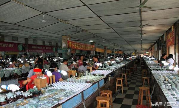 探索缅甸翡翠宝石的奇幻之旅,中国和缅甸翡翠交易市场