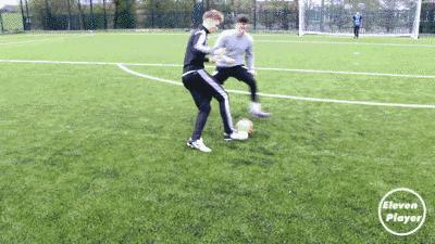 足球教程教你如何穿裆戏耍对手,足球防人时怎么防穿裆