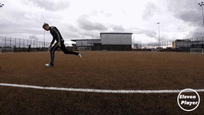 足球教程教你如何穿裆戏耍对手,足球防人时怎么防穿裆