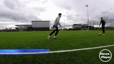 足球教程教你如何穿裆戏耍对手,足球防人时怎么防穿裆