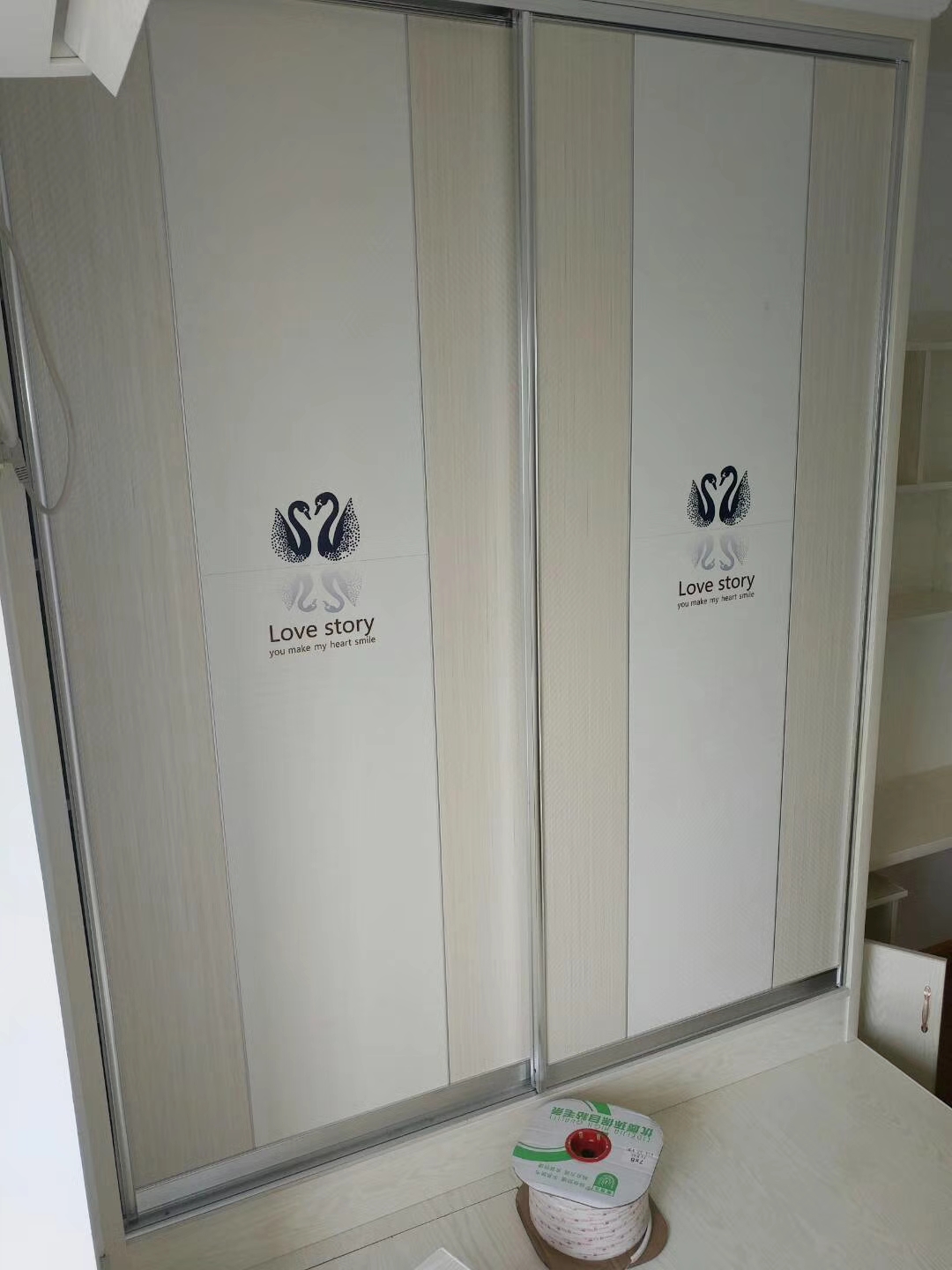 卧室衣柜推拉门和平开门谁更实惠,衣柜推拉门用什么材质好用又实惠