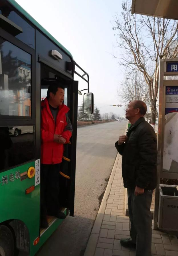 最新小型纯电动公交车,新能源电动公交车起步平顺