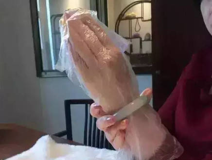 30万玉镯被打碎怎么处理,玉镯被砸掉