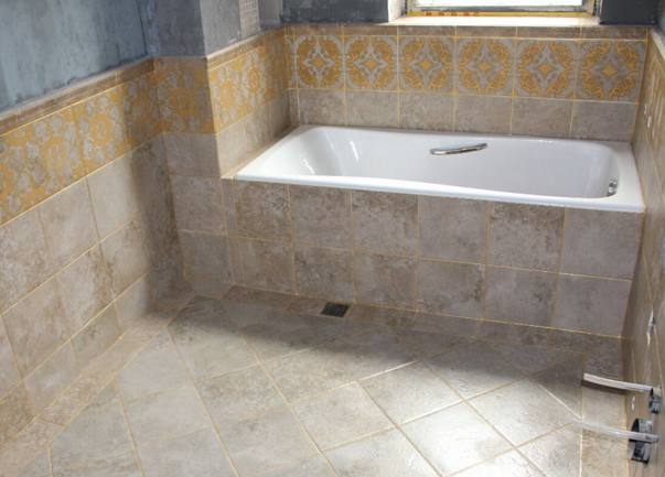 工人贴瓷砖,贴瓷砖要不要留尺寸给踢脚线