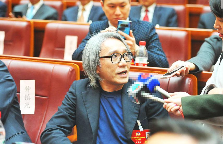 周星驰为啥头发全白了,周星驰头发为什么会白了