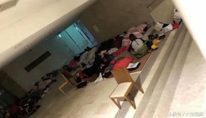 看看这些在韩国商场打地铺排队的中国人！还说韩国经济完蛋了吗？