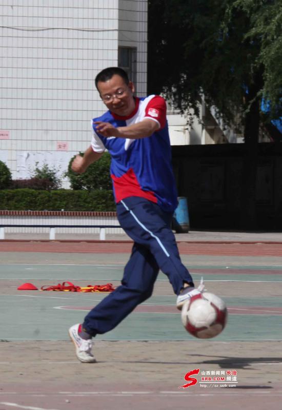 小学足球公开课热身活动,足球公开课放松活动