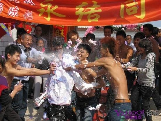 开门后新郎怒扇小姨子！不忍直视，这些低俗婚闹，是要判刑的