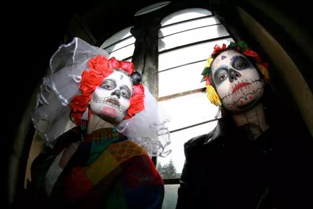 上帝涂鸦：他将废弃教堂变成了彩虹天堂