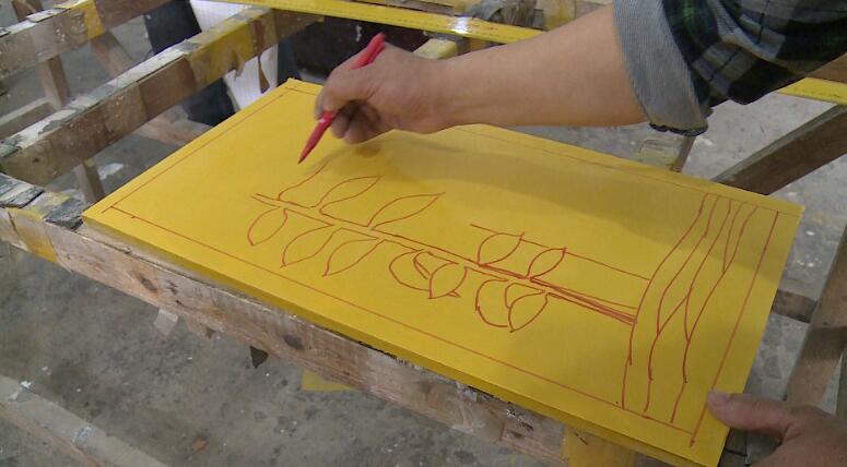 隆回：玻璃浮雕大师阳东华为画痴狂3万元一幅画供不应求