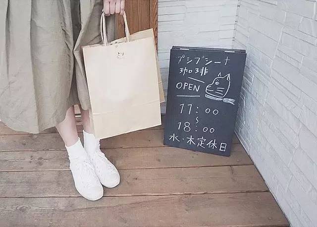 超好看超百搭的小白鞋,十大轻奢小白鞋