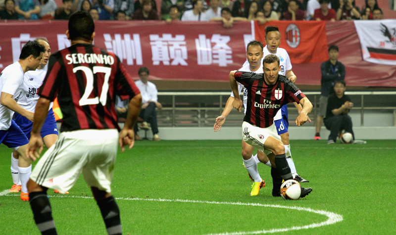 米兰中国球迷冲进场拥抱舍甫琴科!被保安无情带走*弹核**头频求情