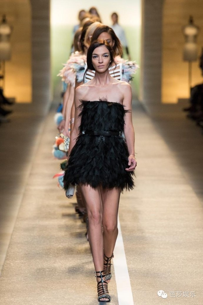 每日星范|曲筱绡一个包包挂件就要四五千，却依然爱几百块的设计师品牌，这样的白富美才是真女神！