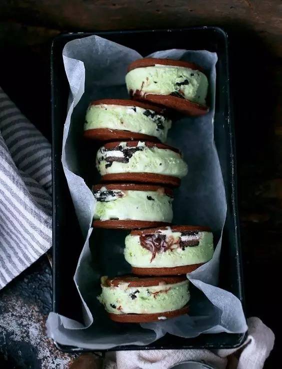 吃巧克力马卡龙冰淇淋三明治,哈根达斯牛奶太妃三明治冰淇淋