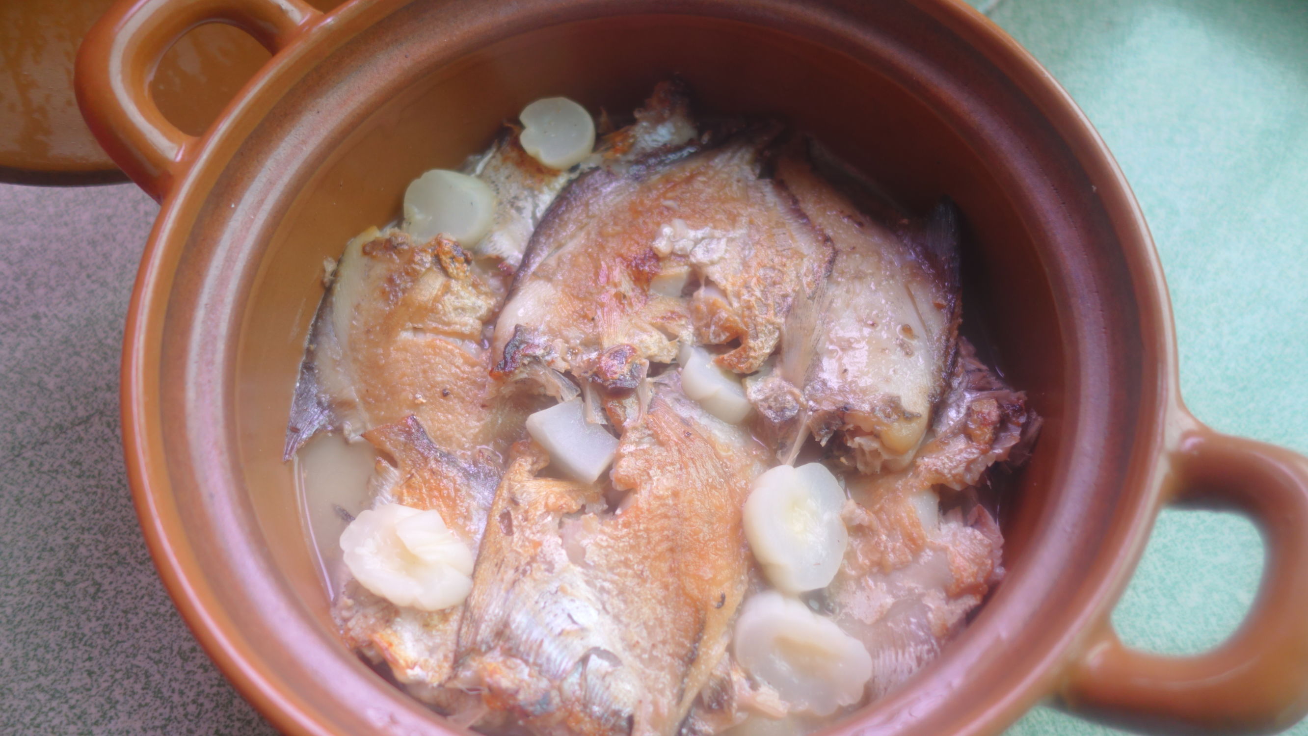 煎好的鱼倒入有甜味的锅里,煲出来香味袭人,简单易做好下饭