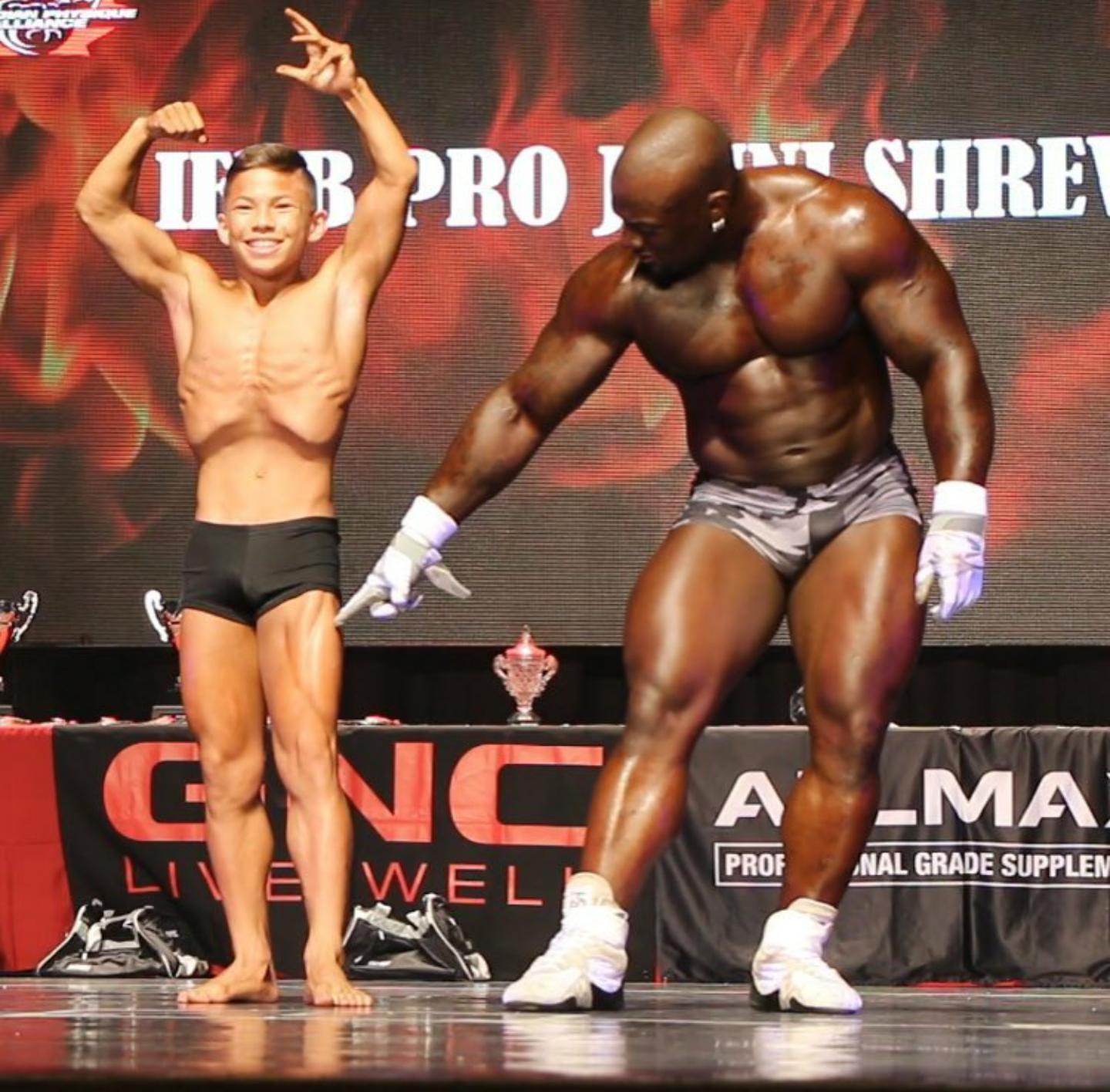 15岁肌肉少年练出健壮肌肉,15岁肌肉少年秀青筋肌肉