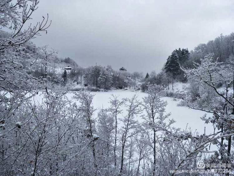 天池长白山雪岭,雨天天池山