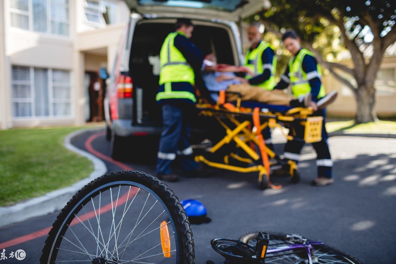 比赛中胸前佩戴的编号,参赛运动员