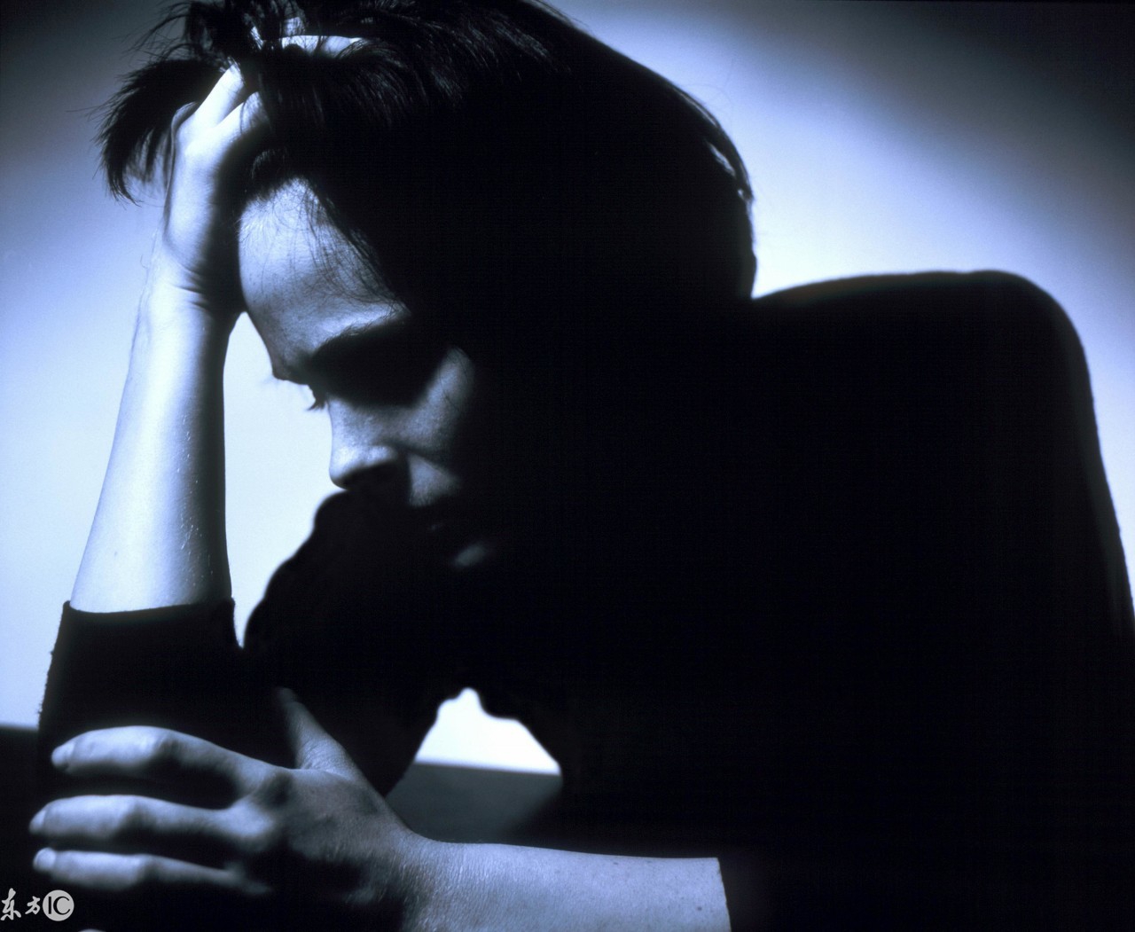 如何帮助朋友走出抑郁焦虑情绪,如何帮助朋友走出抑郁