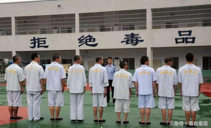 吸毒被抓会按贩毒判刑吗,吸毒被抓属于犯罪还是违法