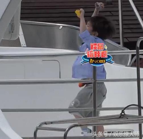 爸5最新路透！嗯哼摔了狗吃屎，小泡芙差点出意外，还好有邓伦！