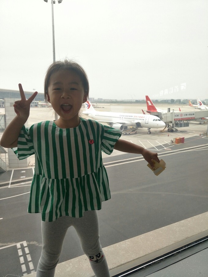 一家老小都去旅游啦,一家老小去游玩