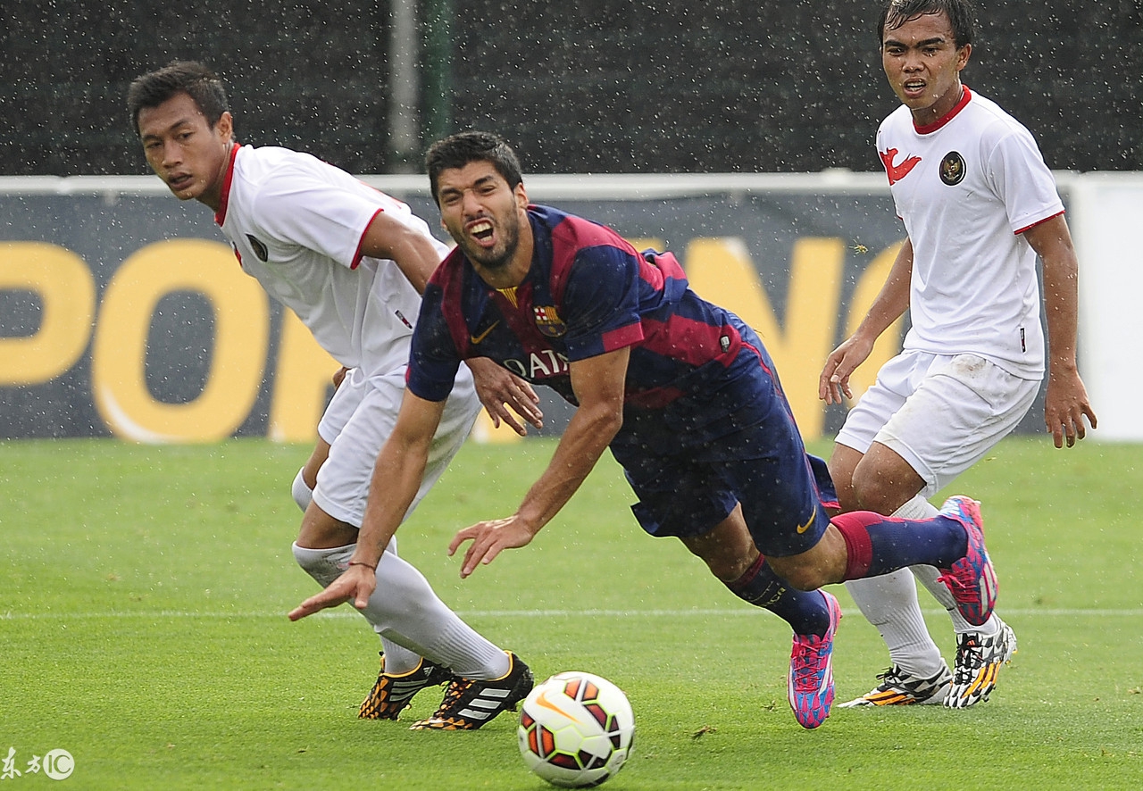 太狠了！巴萨大将撩阴腿至对手直接离场苏亚雷斯逃过吃牌！