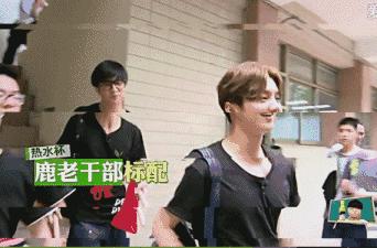 吴亦凡穿秋裤，鹿晗保温杯不离手，爱豆都这么佛系了吗？