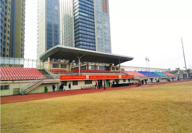 以球会友感受青山绿水红钢城别样精彩