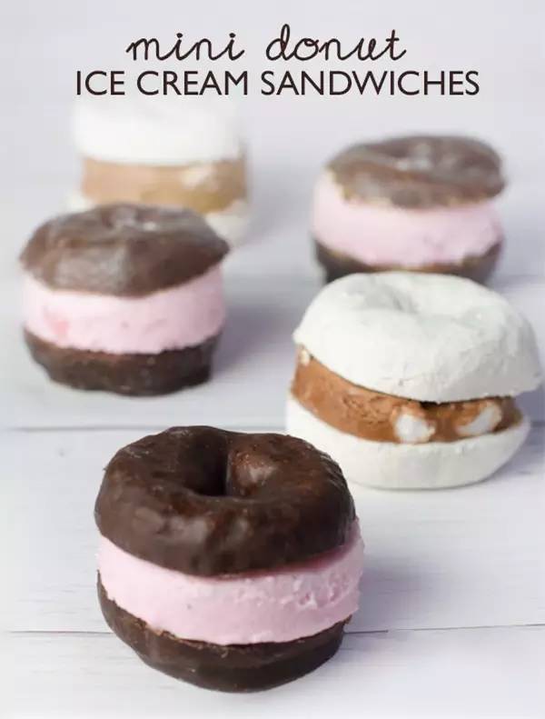 吃巧克力马卡龙冰淇淋三明治,哈根达斯牛奶太妃三明治冰淇淋