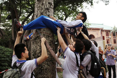 男同学,明天你是否会想起风靡校园的“柱体游戏”?