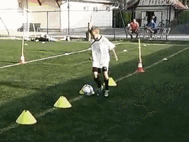 初中篮球基本功训练球感,人人必练的30种足球球感基本功