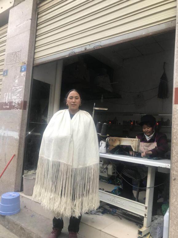 彝族查尔瓦披风怎么整理,彝族查尔瓦小孩子的披风