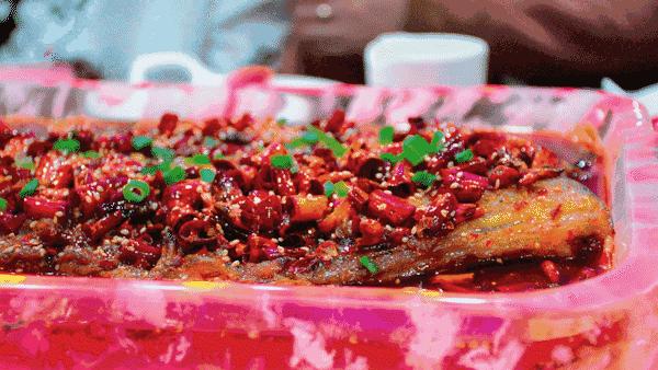 首家会发光的水晶烤鱼，会起飞的火锅自带霸气特效，打响2月第1战