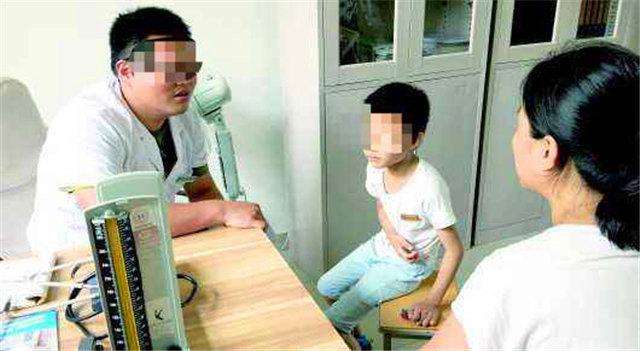 七岁女儿经常肚子痛，父母没放在心上，医生检查后妈妈内疚
