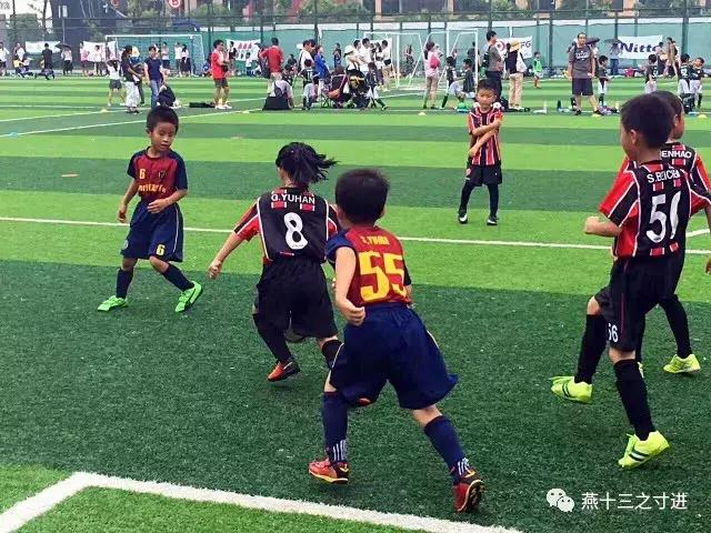 那个经常羞涩一笑的踢球女孩，竟有如此大爱的足球梦想