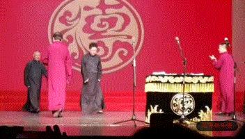 2018德云社封箱孟鹤堂踢大褂 (2020德云社封箱粉色大褂是谁)