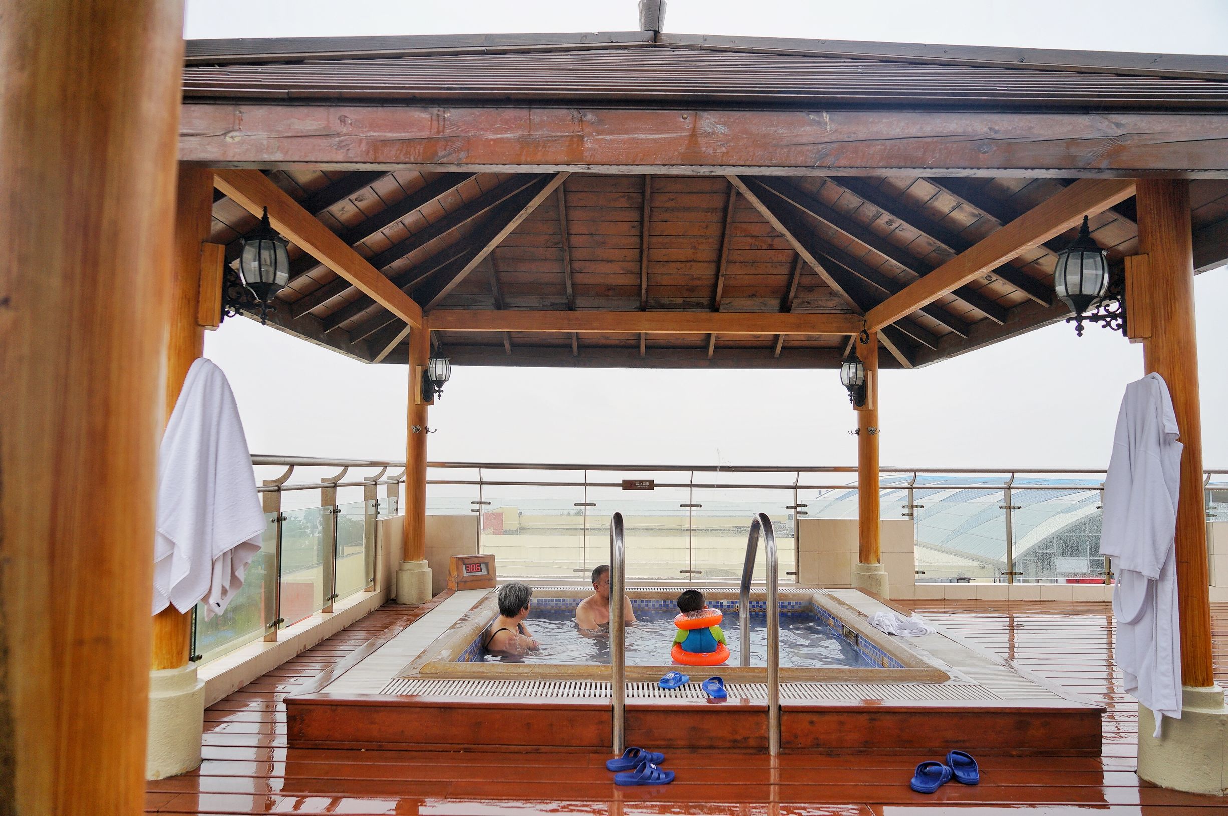 死海景区泡温泉,死海漂浮汤泉