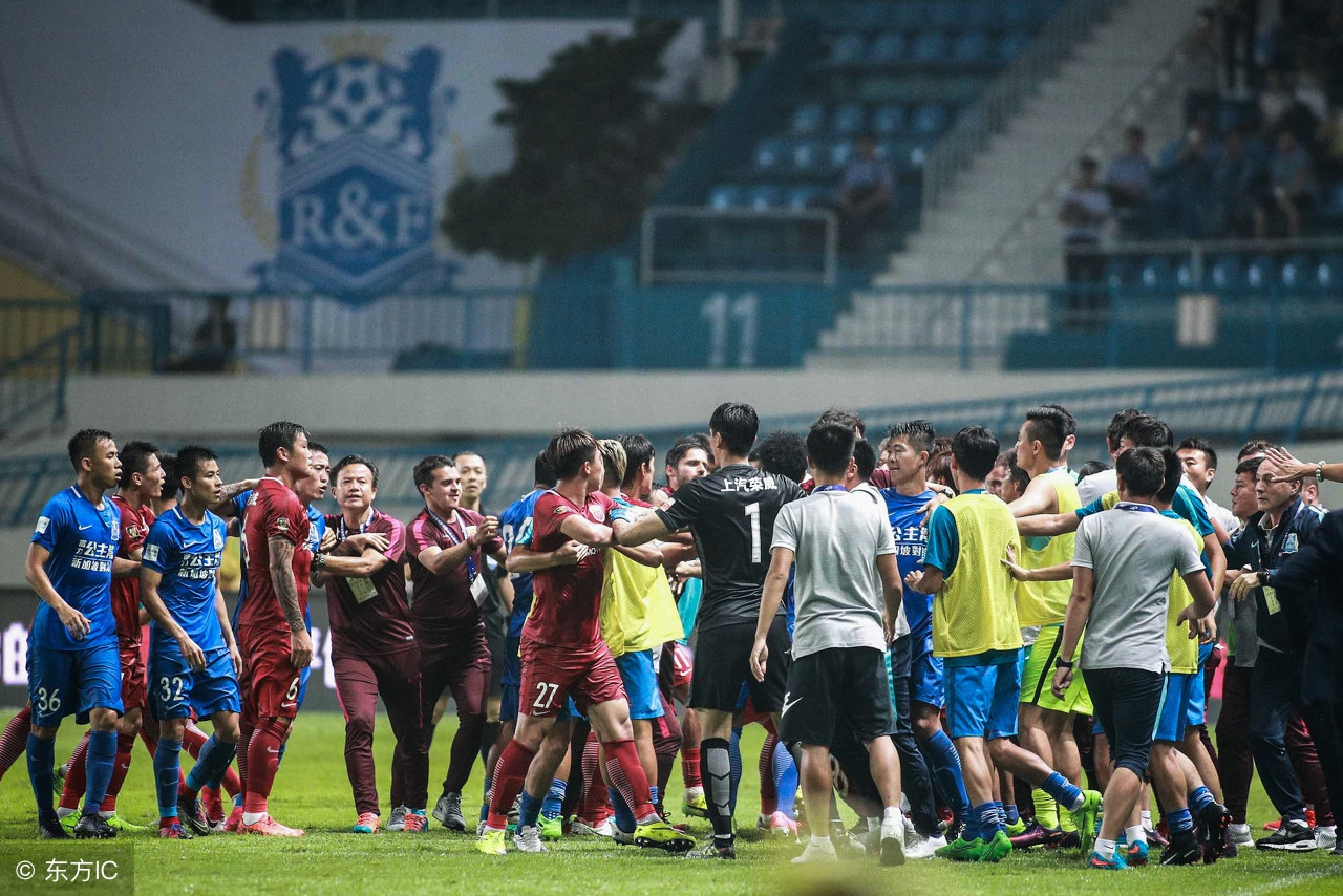 新赛季前第一乱！球场*力暴**再现，中乙球队热身赛竟因*力暴**草草收场