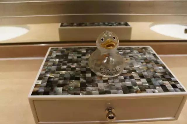 五星级酒店里面的服务设施要钱吗,五星级酒店却暗藏黄与黑