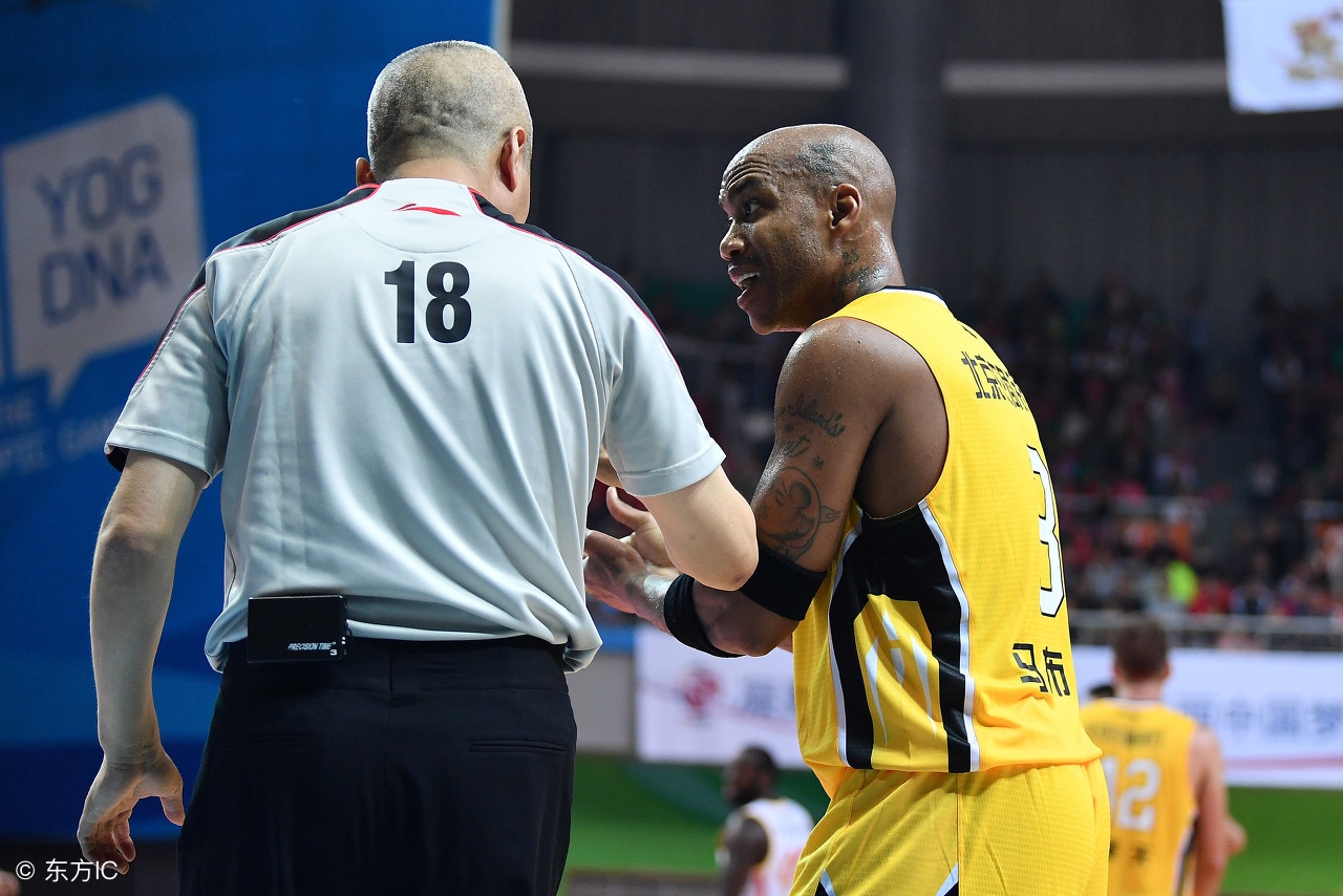 他打球上腿场外打人，却依然被很多人当做英雄！