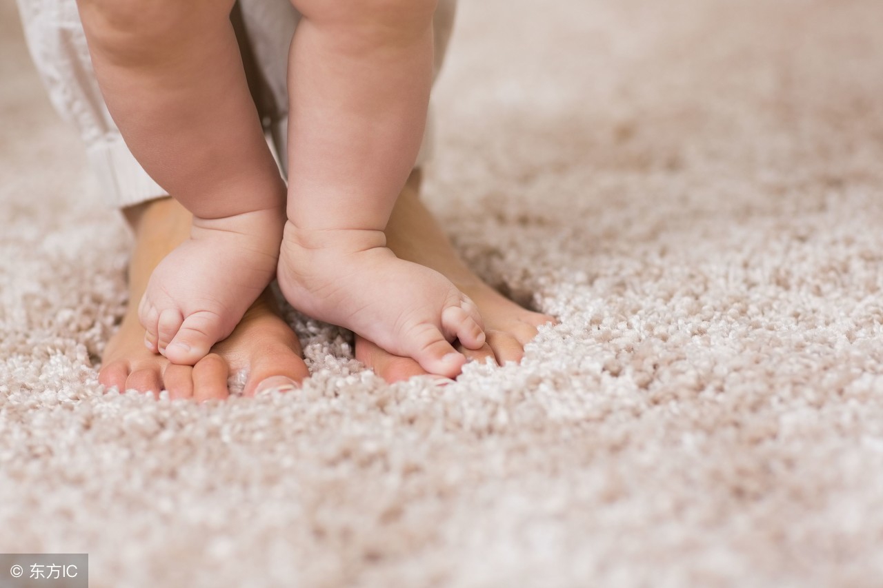 2岁小朋友腿不直,两岁孩子的腿不直怎么矫正