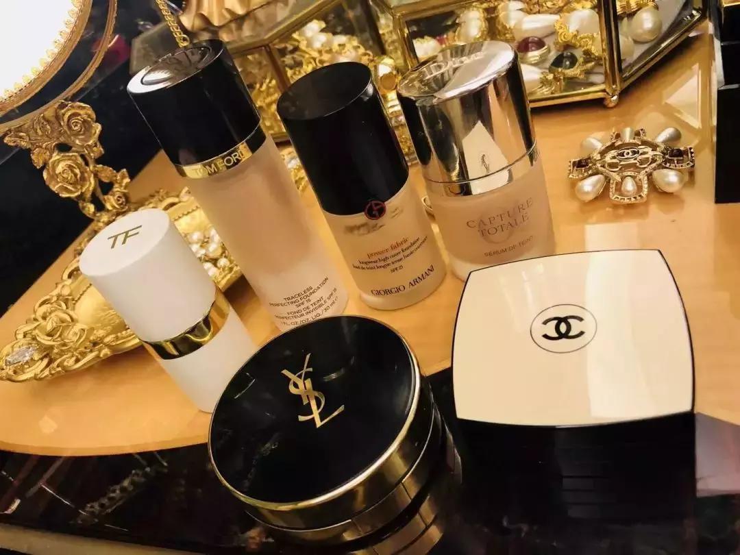 香奈儿粉底液和阿玛尼哪个好用,香奈儿山茶花粉底液和阿玛尼大师