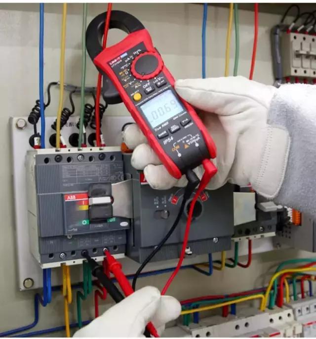 数字钳形表测量24v怎么用,数字钳形表怎么测功率