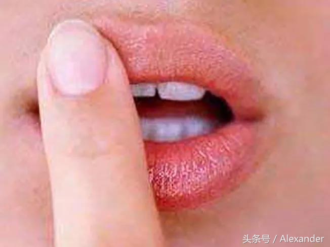 嘴唇脱皮干裂用什么唇膏,冬天嘴唇干裂没有唇膏怎么办